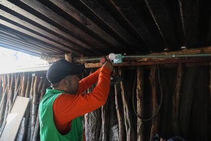 Instalación eléctrica en una casa de Cachimbo, en Oaxaca, por parte de Iluméxico e Iberdrola México.