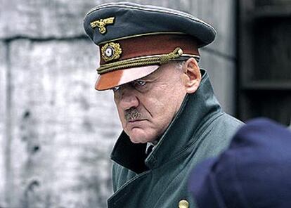 Bruno Ganz interpreta a Hitler en la película <i>El hundimiento,</i> de Oliver Hirschbiegel.