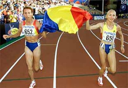 Gabriela Szabo, a la derecha, y Violeta Szekely dan la vuelta de honor al estadio con la bandera rumana tras la final de los 1.500.
