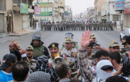 La Policía bloquea el paso a los manifestantes en la ciudad de Qatif (Arabia Saudí)