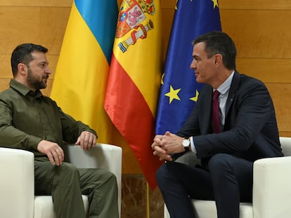 El presidente de Ucrania junto al presidente del Gobierno en funciones durante la cumbre de Granada.