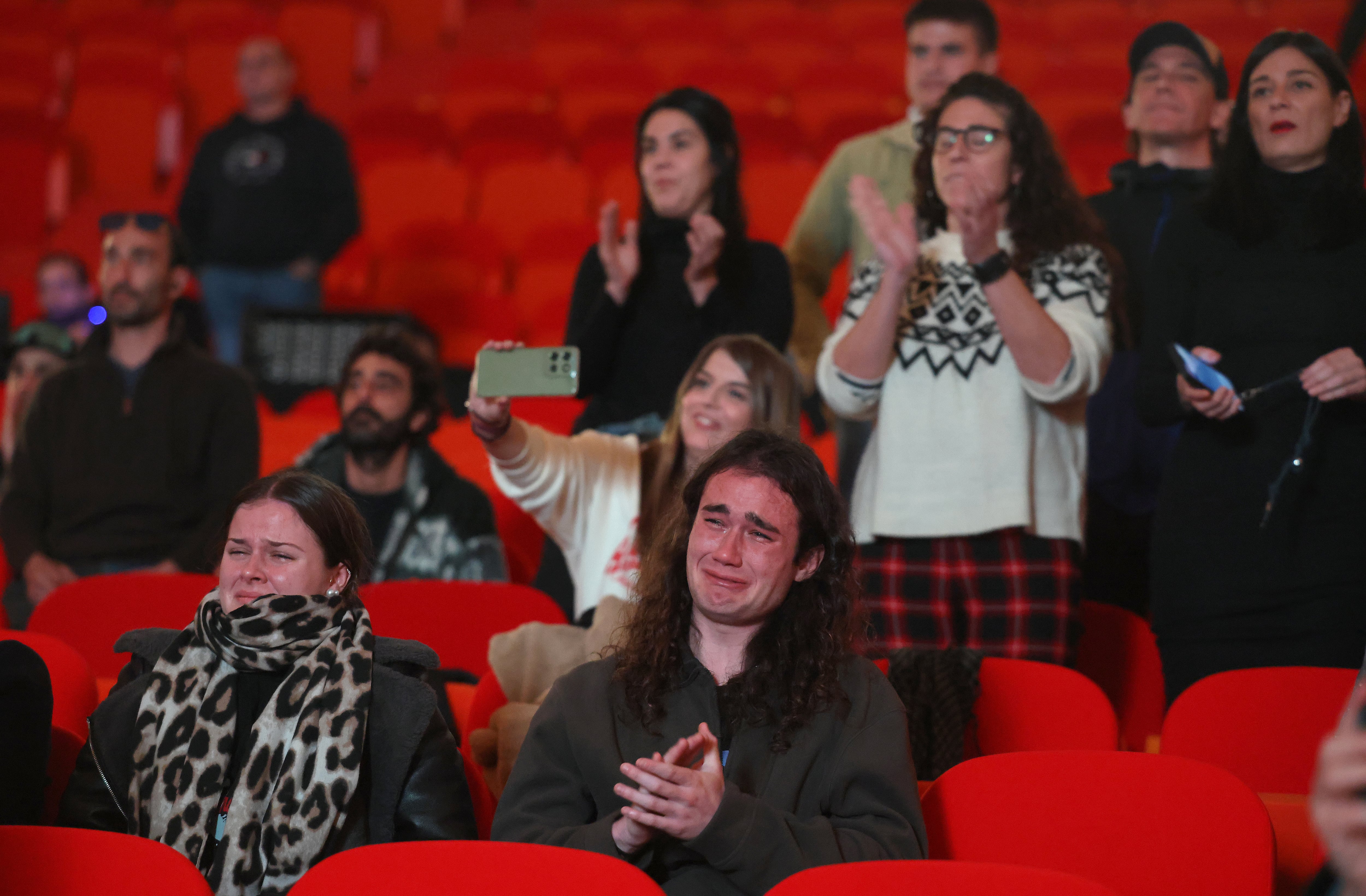 “Robe me enseñó a amar y también a quemarlo todo”: miles de personas lloran y despiden al músico en Plasencia