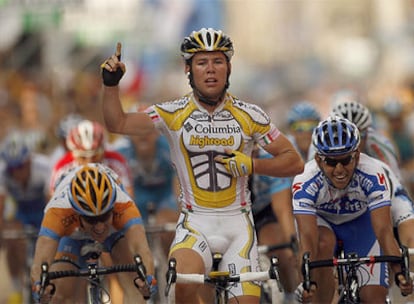 En el centro, el ciclista británico Mark Cavandish cruza la meta el primero en la etapa urbana de Milán.