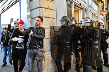 Un joven se hace un selfie durante una protesta en Rennes (Francia).