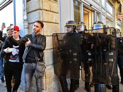 Jovem tira uma sefie durante um protesto em Rennes (França).