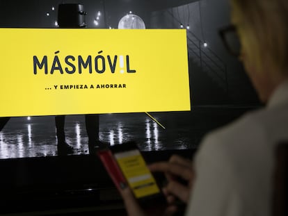 Una usuaria de telefonía comprueba las tarifas de MásMovil en Madrid.