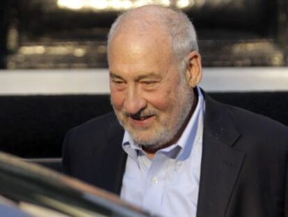 Stiglitz a la salida de su reuni&oacute;n con el ministro de Finanzas griego, Euclid Tsakalotos, el pasado viernes.