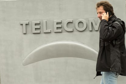 Un hombre habla por teléfono móvil delante de la sede de Telecom en Buenos Aires, Argentina, en una fotografía de archivo.