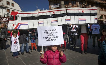 Manifestación en La Plaza del Pueblo de Soto del Real para pedir que el Cercanías llegue a su localidad.