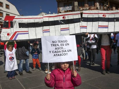 Manifestaci&oacute;n en La Plaza del Pueblo de Soto del Real para pedir que el Cercan&iacute;as llegue a su localidad. 