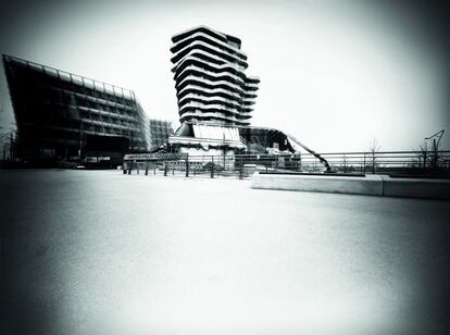 La torre Marco Polo de Hamburgo fotografiada con un contenedor de basura por Michael Pfohlmann, Christoph Blaschke y Mirko Derpmann. El papel utilizado es Ilford multigrado con 10 minutos de exposición.