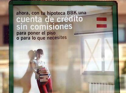 La publicidad de distintos  productos financieros preside  los escaparates de bancos y cajas.