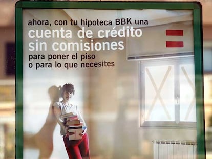 La publicidad de distintos  productos financieros preside  los escaparates de bancos y cajas.
