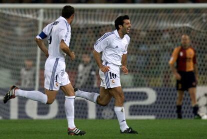 La noche del 11-S el Real Madrid y la Roma se enfrentaron por primera vez en la Liga de Campeones. En la imagen, Figo celebra con Hierro su gol para hacer el 1-0. Guti hizo el segundo del conjunto blanco. Totti marcó de penalti en el 73.