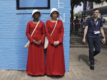 Mujeres vestidas de Criadas 
para una campaña promocional de la serie de televisión 'El cuento de la criada'.