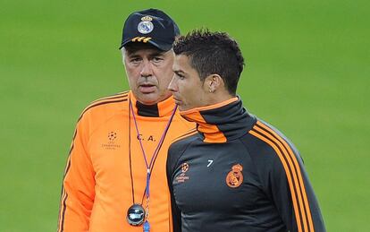 Carlo Ancelotti conversa con Cristiano Ronaldo.