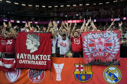 Aficionados del Olympiacos en la grada antes del comienzo del partido.