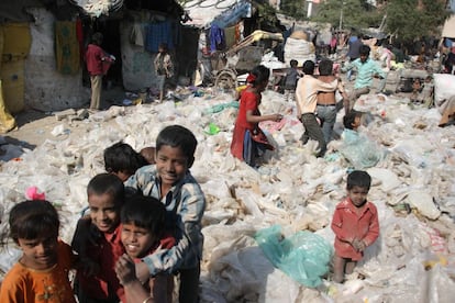 Más de 460.000 personas malviven en los 227 slums existentes en Varanasi, áreas con graves condiciones de insalubridad y con riesgo a contraer todo tipo de enfermedades.