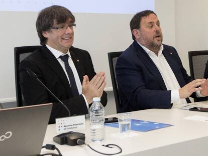 El presidente de la Generalitat, Carles Puigdemont (a la izquierda), el vicepresidente del Govern, Oriol Junqueras (en el centro), y el director de la Agencia Tributaria de Cataluña, Eduard Vilà.