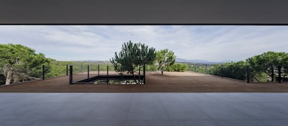 La terrazada de Villa Las Nubes se eleva a 11 metros sobre las copas de los pinos para conseguir, de paso, vistas al mar.
