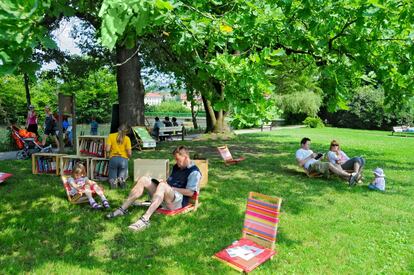 <p>La capital de Eslovenia, Ljubljana, ha sido nombrada capital verde de Europa 2016. Este reconocimiento marca una década de transformación para una ciudad que hace 10 años estaba dominada por los coches. Sus esfuerzos por convertirse en una ciudad más atractiva para los turistas también la han convertido en un mejor lugar para sus residentes y, ahora, merecedores del galardón a mejor ciudad en los premios Tourism for Tomorrow de 2015.</p> <p>Ayuda que la ciudad siempre haya estado bendecida con espacios verdes. Alrededor del 46% de su superficie son bosques que llegan hasta el centro de la ciudad, que se ha esforzado mucho para alejar a la población de los coches. En 2007 se creó una zona ecológica en el centro que ahora está cerrada para vehículos motorizados. En los últimos cinco años, los espacios peatonales han aumentado casi un 620%. Acciones como estas, junto con un exitoso programa de bicicletas compartidas, han hecho que la ciudad sea el único lugar que ha ganado el premio de la Semana Europea de la Movilidad dos veces, la primera en 2003 y de nuevo en 2013.</p> <p>Este reconocimiento atrae inevitablemente a turistas y el Departamento de Turismo de Ljubljana se ha esforzado para asegurarse de que los residentes aprueban cualquier cambio que estas medidas conllevan. Las encuestas muestran lo satisfecha que está la población con la presencia de turistas, a la que se ha incluido en el proceso de planificación. Se puede ver una marca de lo en serio que se toma la ciudad su responsabilidad hacia los ciudadanos en el aumento de la provisión de fondos para programas de protección y refugios para las personas sin hogar.</p>