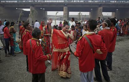 An Indian transgender person dances on the banks of River Yamuna during the Chhath festival in New Delhi, India, Thursday, Oct. 26, 2017. During Chhath, an ancient Hindu festival, rituals are performed to thank the Sun god for sustaining life on earth. (AP Photo/Altaf Qadri)