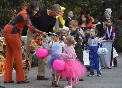 Barack Obama y su mujer, Michelle, reciben a un grupo de ni&ntilde;os disfrazados en los jardines de la Casa Blanca, el 31 de octubre.