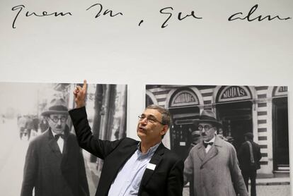 Orhan Pamuk, en la exposición sobre Fernando Pessoa en el Museo Reina Sofía.