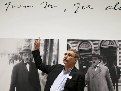 Orhan Pamuk, en la exposición sobre Fernando Pessoa en el Museo Reina Sofía.