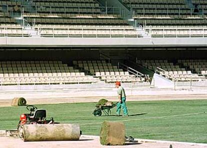 Un trabajador, en el estadio municipal de Chapín  ayer a mediodia.