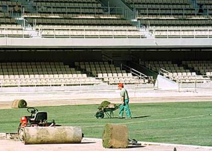 Un trabajador, en el estadio municipal de Chapín ayer a mediodia.