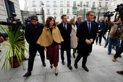 El PP promoverá en el Senado la votación para cubrir una vacante del Constitucional “en las próximas semanas” y el PP rechaza renovar el Consejo General Poder Judicial. Los barones del Partido Popular piden una nueva financiación autonómica y rechazan quita de la deuda de Cataluña.