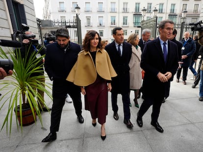 El líder del PP, Alberto Núñez Feijóo, acompañado de los presidentes autonómicos de su partido, Fernando López Miras, Isabel Díaz Ayuso y Juan Manuel Moreno, en el 45º aniversario de la Constitución, en el Congreso, el pasado miércoles.