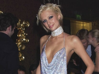 Paris Hilton con el icónico modelo que se puso en su fiesta de 21 cumpleaños.