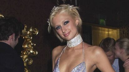 Paris Hilton con el icónico modelo que se puso en su fiesta de 21 cumpleaños.