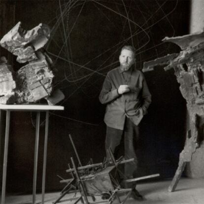 Pablo Serrano en su estudio madrileño, a finales de 1959.
