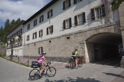 Peregrinos llegando en bici a Roncesvalles