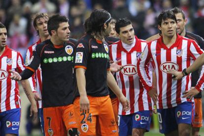 Villa discute con Agüero,  en presencia de Banega y Reyes, durante el Atlético-Valencia de Liga.