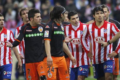 Villa discute con Agüero, en presencia de Banega y Reyes, durante el Atlético-Valencia de Liga.