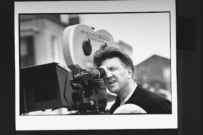 David Lynch mira a través de una cámara de cine Panavision Panaflex en el rodaje de 'Wild at Heart' (1990).