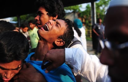 Un joven llora tras identificar el cuerpo sin vida de un familiar, tras el derrumbe de un edificio textil en la ciudad de Dacca (Bangladesh). Al menos 110 personas, la mayoría obreros textiles, murieron y entre 600 y 800 resultaron heridas.