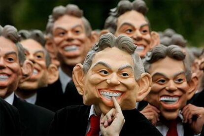 Personas disfrazadas de Blair se concentraron en el lugar donde el primer ministro hablaba con la prensa.