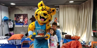 Los niños posan con la mascota 'Garras'.