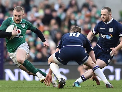 El irlandés Keith Earls se escapa del escocés Finn Russell.