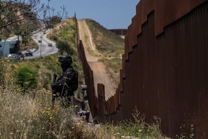  Las autoridades calculan que 60.000 personas aguardan en estos momentos para dar el salto de México a Estados Unidos. Algunos medios fijaron esa cifra en torno a 150.000. En la imagen, un elemento de la Guardia Nacional mexicana vigila el muro fronterizo entre Tijuana y San Diego. 
