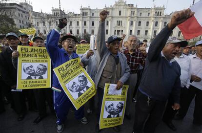 Manisfestantes protestan contra Montesinos y Fujimori.