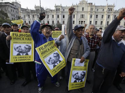 Manisfestantes protestan contra Montesinos y Fujimori.