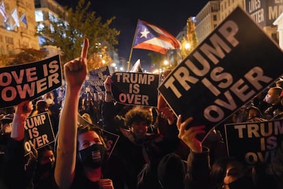 Seguidores de Joe Biden congregados en las calles de Washington para celebrar su triunfo.