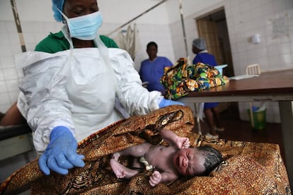 Un recién nacido en un hospital en Sierra Leona.