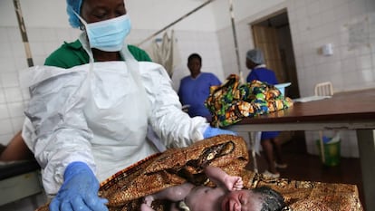 Un recién nacido en un hospital en Sierra Leona.